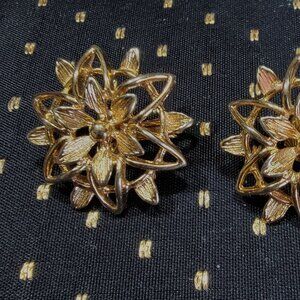 Vintage Sarah Coventry Gold Tone Flower Clip on Earrings